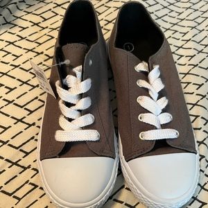 Boy’s Gray and White Airwalk Sneakers, Size 1